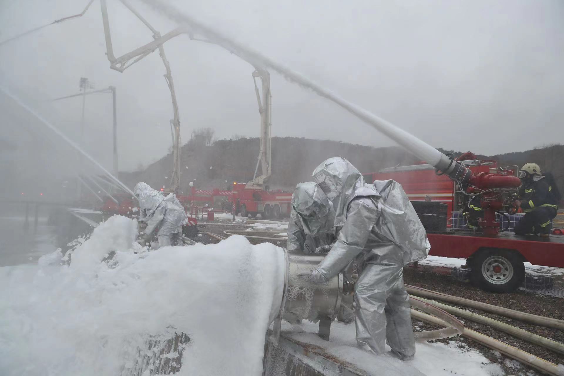 無人機(jī)大顯身手 北京火災(zāi)現(xiàn)場應(yīng)急救援演練成功(圖1) 無人機(jī)大顯身手 北京火災(zāi)現(xiàn)場應(yīng)急救援演練成功(圖1)