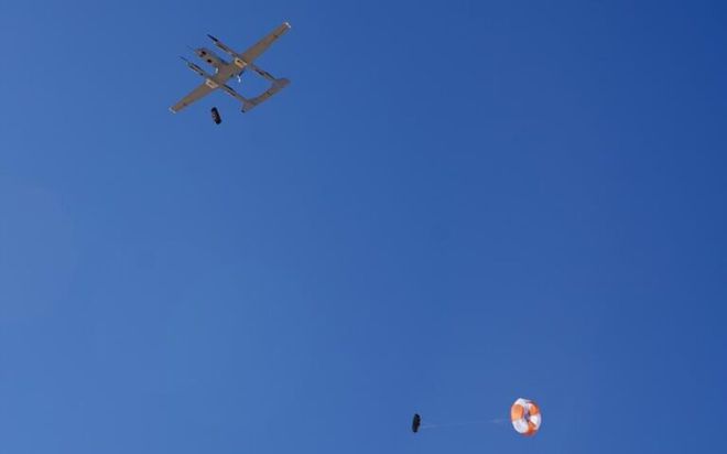 美國陸軍正在練習(xí)利用無人機向戰(zhàn)場提供血液(圖1)