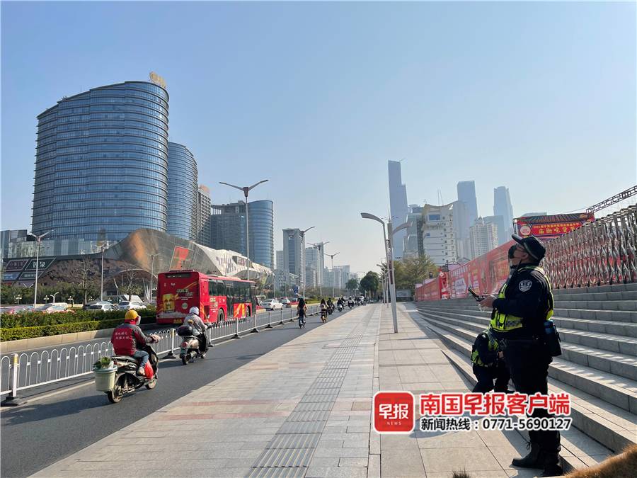 南寧交警出動無人機(jī),1個小時抓拍多輛違法車輛(圖1) 南寧交警出動無人機(jī),1個小時抓拍多輛違法車輛(圖1)