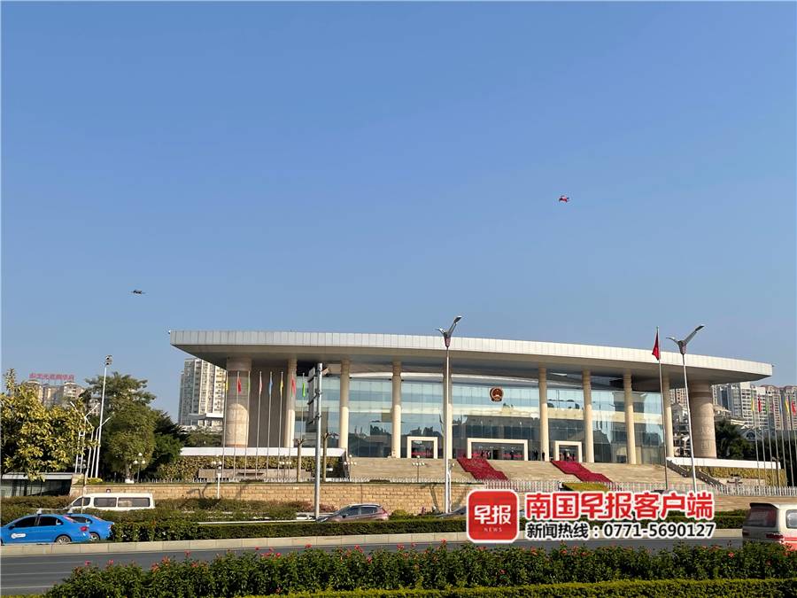 南寧交警出動無人機(jī),1個小時抓拍多輛違法車輛(圖2) 南寧交警出動無人機(jī),1個小時抓拍多輛違法車輛(圖2)