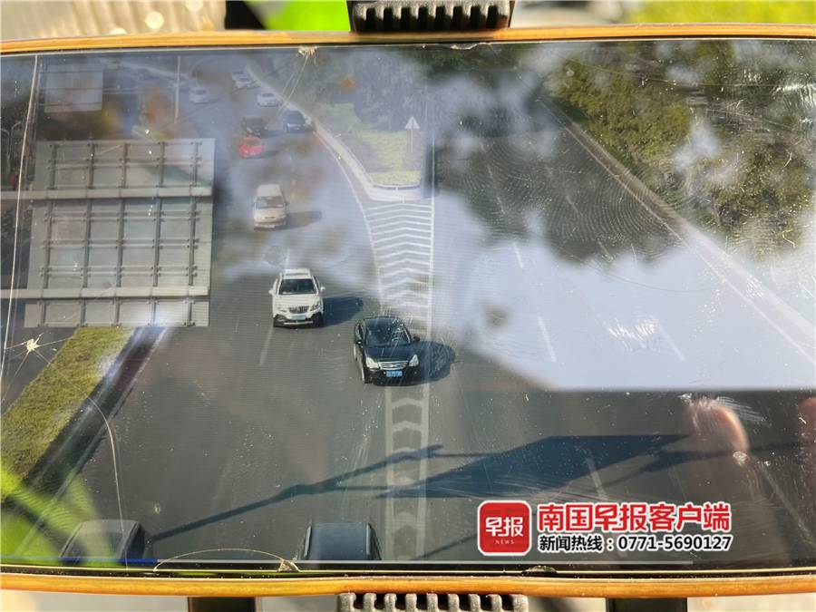 南寧交警出動無人機(jī),1個小時抓拍多輛違法車輛(圖3) 南寧交警出動無人機(jī),1個小時抓拍多輛違法車輛(圖3)