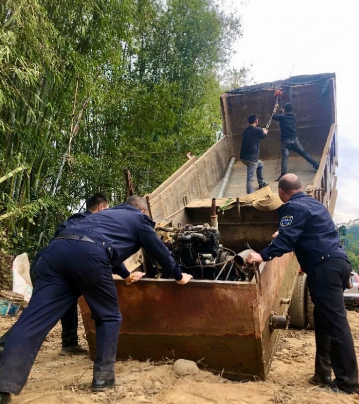 龍門(mén)縣水利局采用無(wú)人機(jī)打擊違法采砂(圖2) 龍門(mén)縣水利局采用無(wú)人機(jī)打擊違法采砂(圖2)