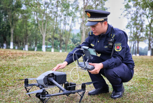 ?？谑谐枪芾脽o人機(jī)喊話勸離垂釣市民(圖1)