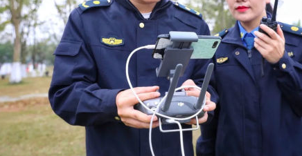 ?？谑谐枪芾脽o人機(jī)喊話勸離垂釣市民(圖2)